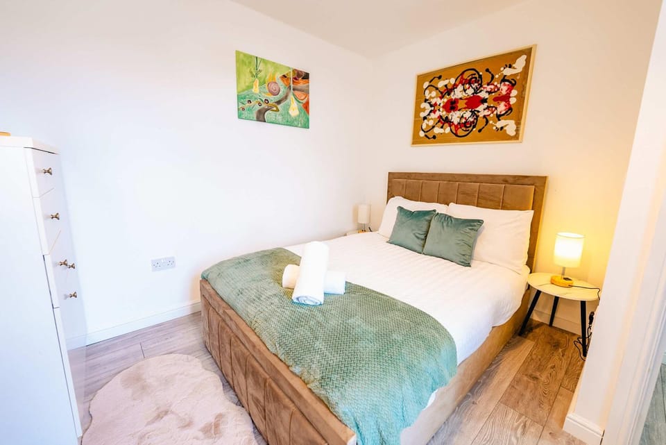 Bed, Photo of the whole room, Bedroom, towels