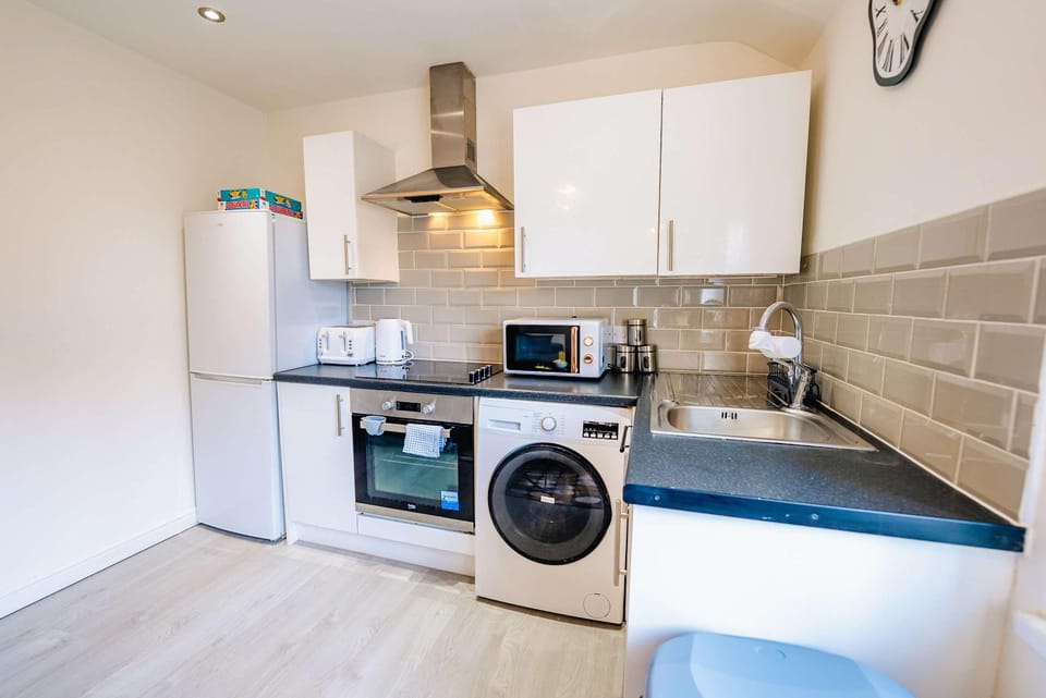 Coffee/tea facilities, Kitchen or kitchenette, oven, stove, toaster, washing machine