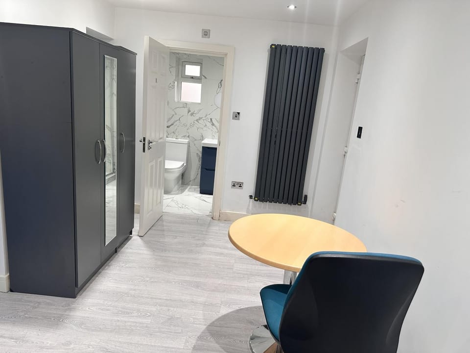 Large Double Bed En-suite Room 20 mins from Heathrow Vacation rental in Taplow