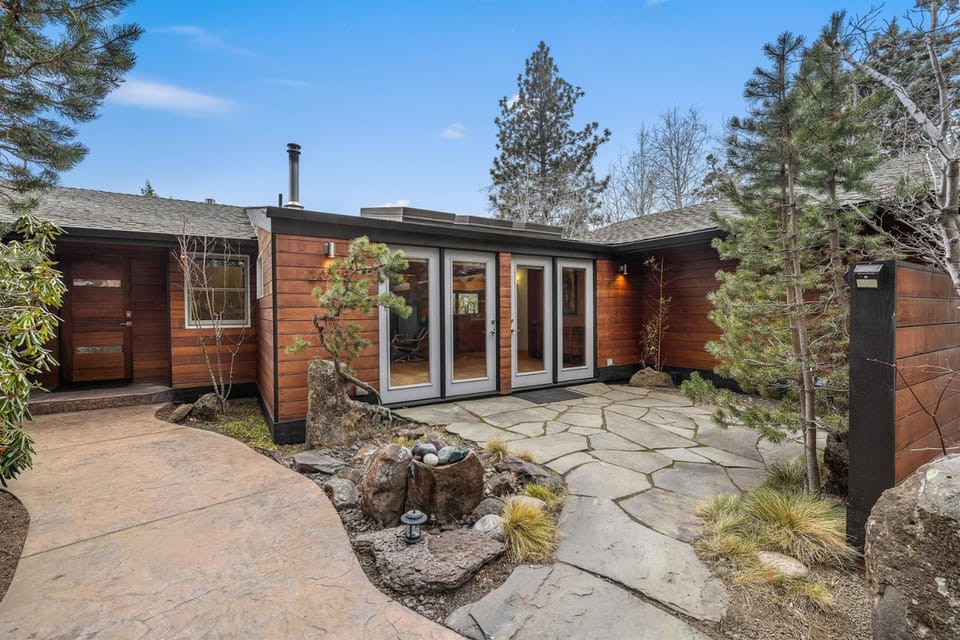 Bluebird Day - Trenton View House in Bend