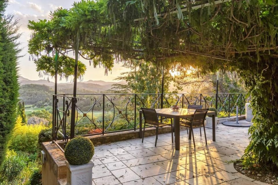 Jardins d Alice Villa 240m2 Famille Piscine Vue Golf Esterel Villa in Mandelieu-La Napoule