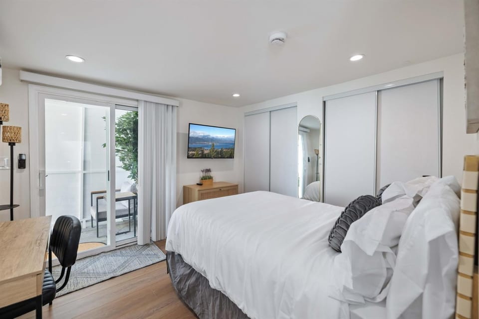 Newly Renovated 1BR Suite, Patio BBQ, Fire Pit Apartment in Simi Valley