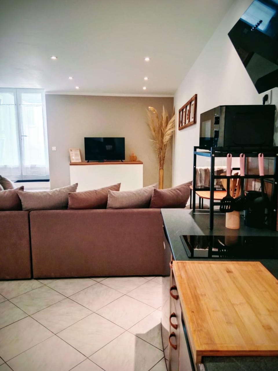 TV and multimedia, Kitchen or kitchenette, Living room