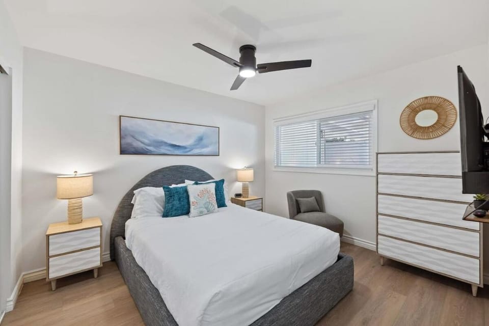 2BR 2BA Home Hot Tub, Firepit, Yard, BBQ, Parking House in Simi Valley