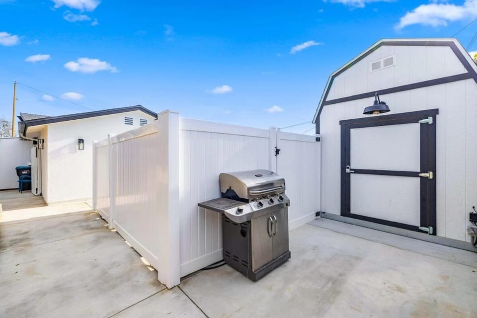 2BR 2BA Home Hot Tub, Firepit, Yard, BBQ, Parking House in Simi Valley