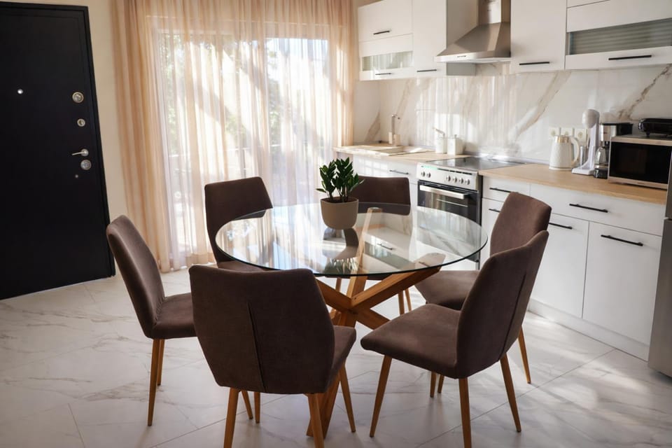 Dining area, kitchen