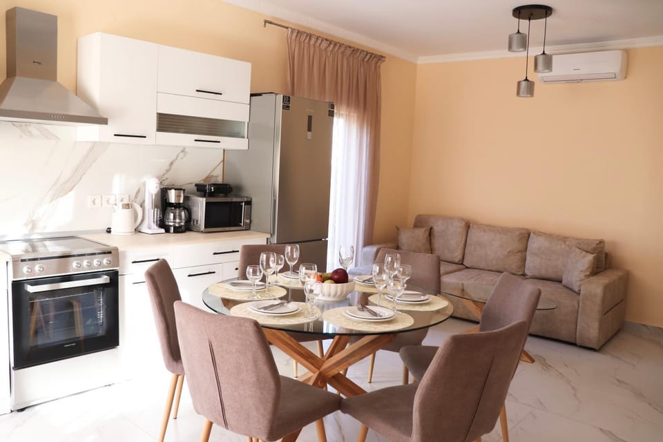 Kitchen or kitchenette, Living room, Seating area, Dining area