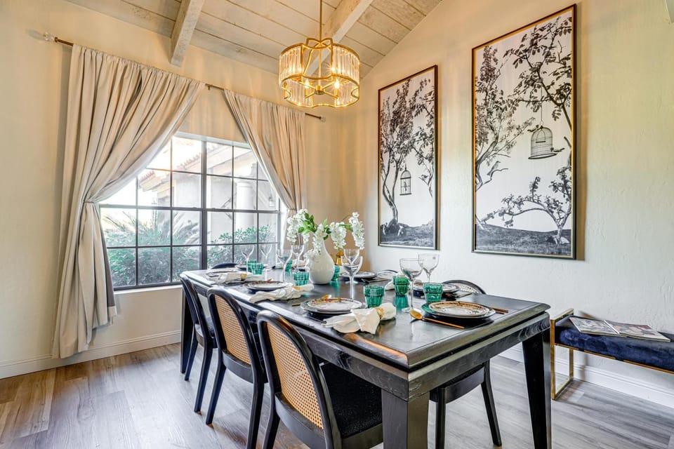 Steps to Golf & Greenbelt! Elegant Scottsdale Unit House in Scottsdale