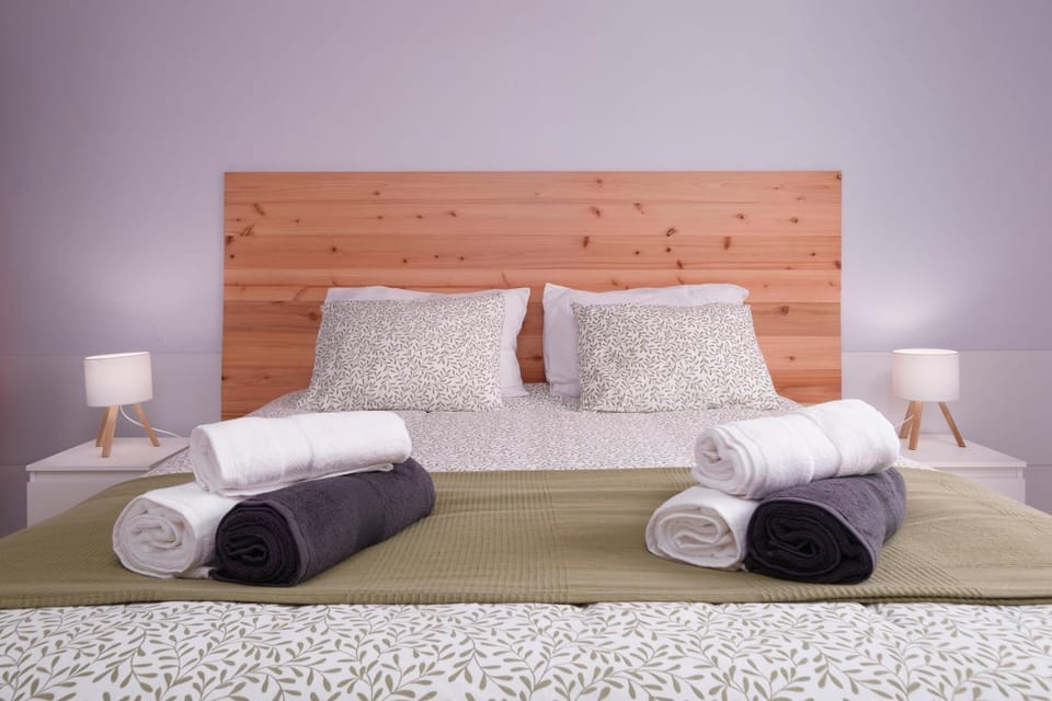 Bed, Bedroom, towels