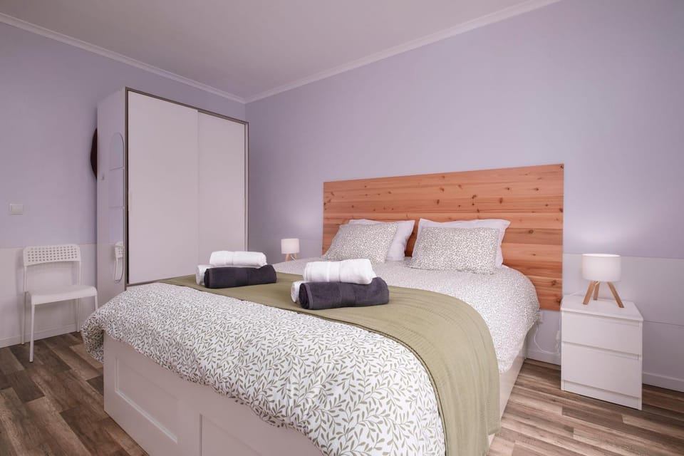Bed, Bedroom, towels
