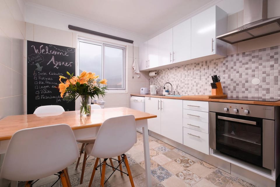 Kitchen or kitchenette, Dining area, stove