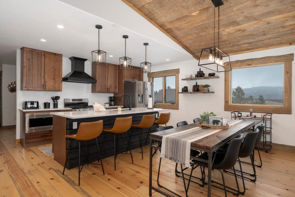 View (from property/room), Kitchen or kitchenette, Dining area, Mountain view, furniture