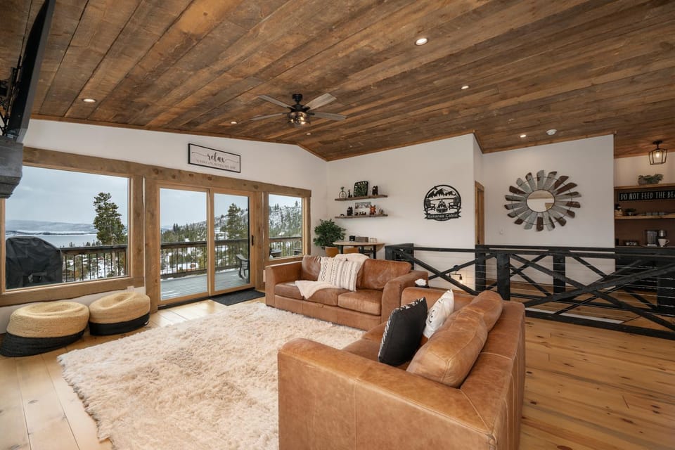 View (from property/room), Living room, Lake view, furniture