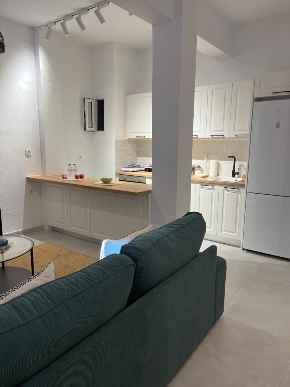 Kitchen or kitchenette, Seating area, oven, stove