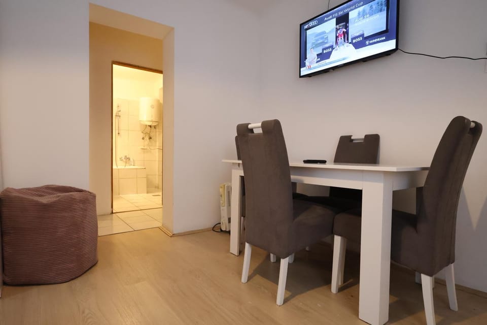 TV and multimedia, Living room, Seating area, Dining area