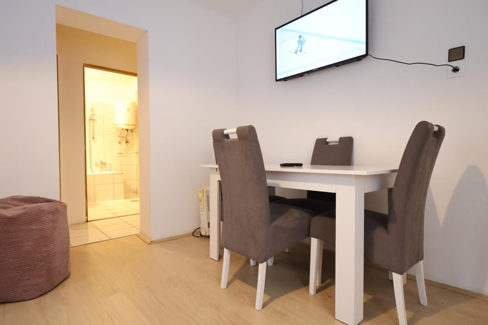 TV and multimedia, Living room, Seating area, Dining area