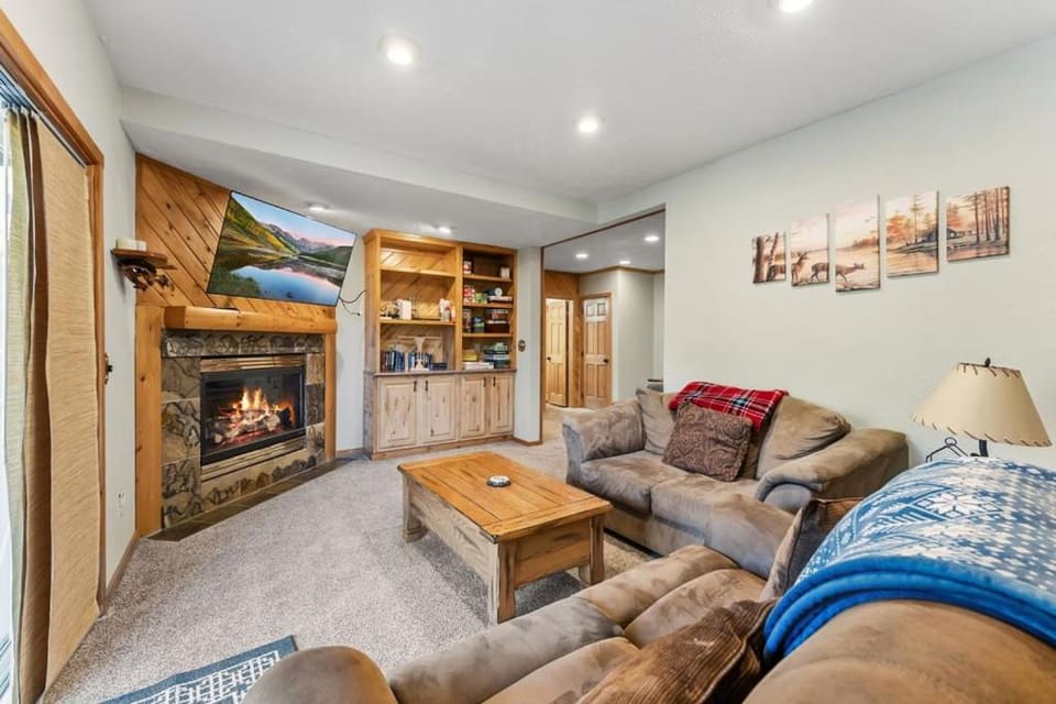 TV and multimedia, Living room, Seating area, fireplace, furniture