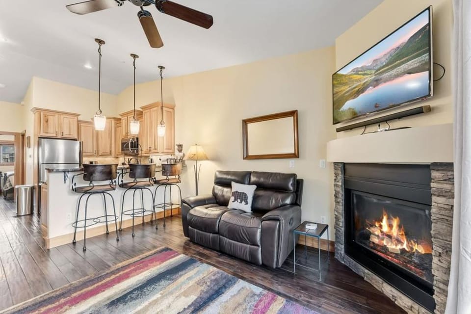 TV and multimedia, Kitchen or kitchenette, Living room, Seating area, Dining area, Bedroom, fireplace, furniture