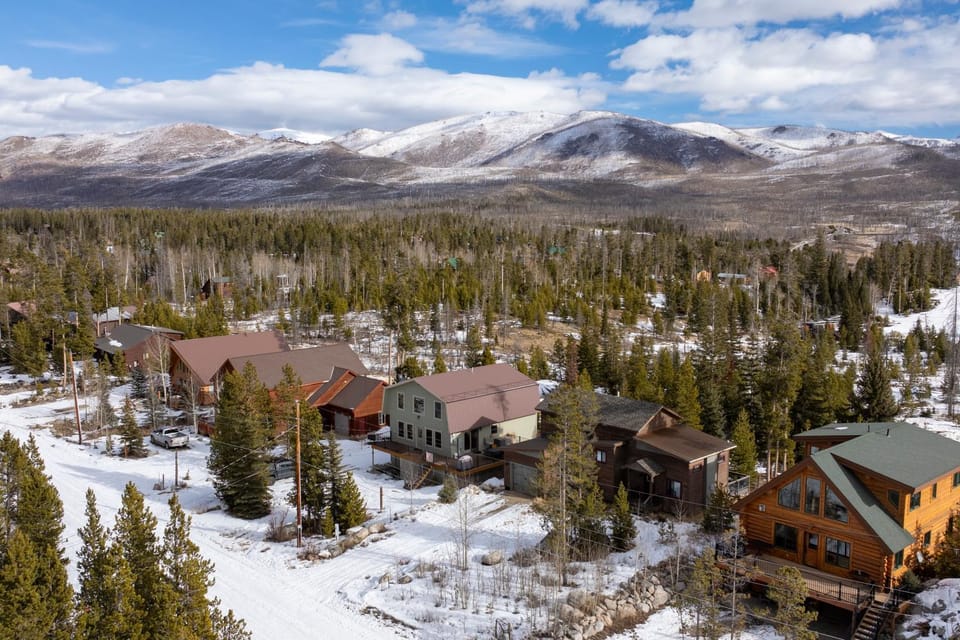 Property building, Day, Natural landscape, Bird's eye view, Winter, Mountain view