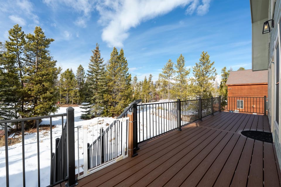 Property building, Day, Natural landscape, Winter, Balcony/Terrace