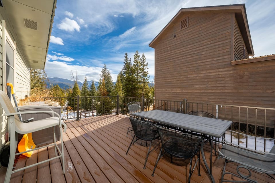 Property building, Day, Winter, Balcony/Terrace, Dining area, Mountain view, furniture