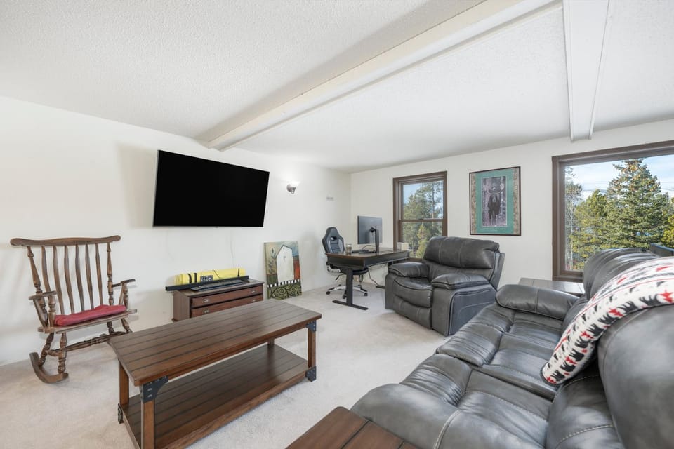 Day, TV and multimedia, Living room, Seating area, furniture