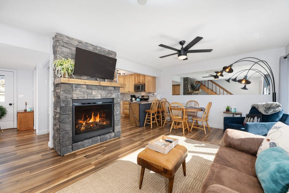 TV and multimedia, Kitchen or kitchenette, Living room, Dining area, fireplace, furniture