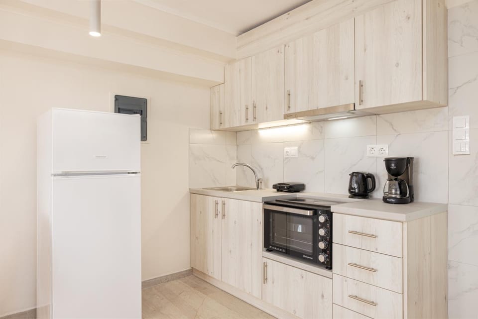 Coffee/tea facilities, Kitchen or kitchenette, oven, stove, toaster, kitchen