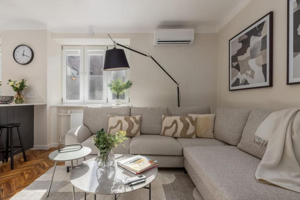 Old Town Retreat next to St Peter Church Apartment in Riga