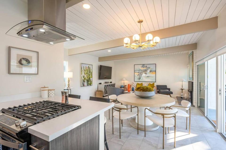 Kitchen or kitchenette, Dining area, stove