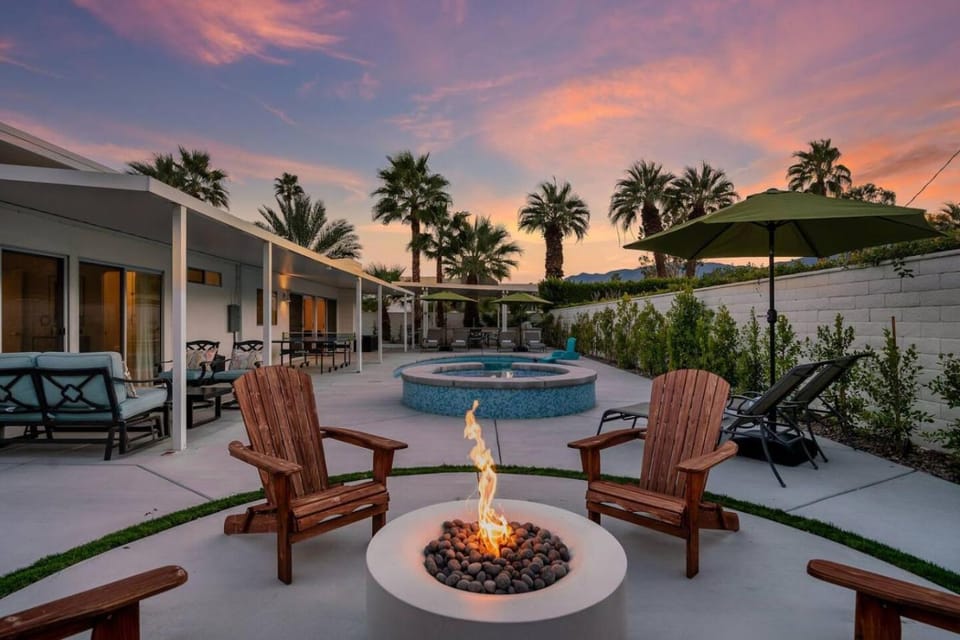 Seating area, Pool view, fireplace