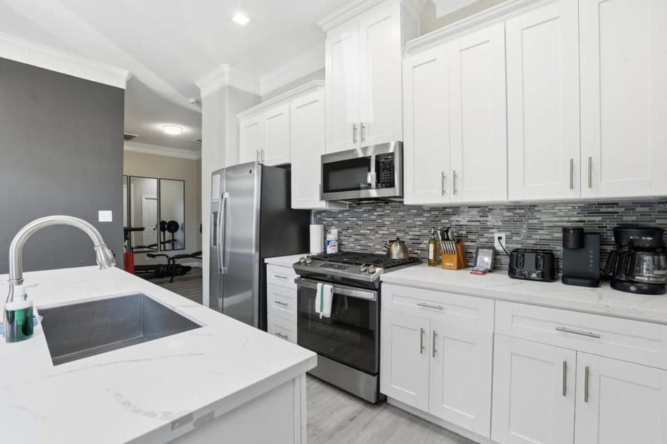Coffee/tea facilities, Kitchen or kitchenette, dishwasher, oven, stove, toaster