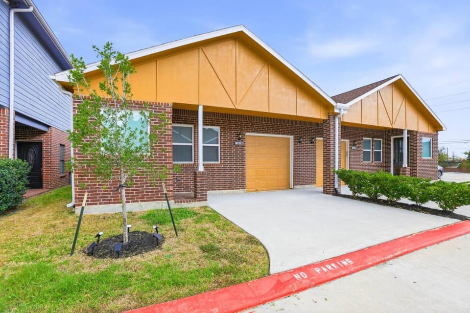 Property building, Facade/entrance, Neighbourhood, Parking