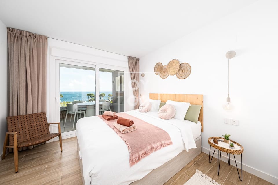 Bed, View (from property/room), Decorative detail, Seating area, Bedroom, Sea view, Sea view, towels