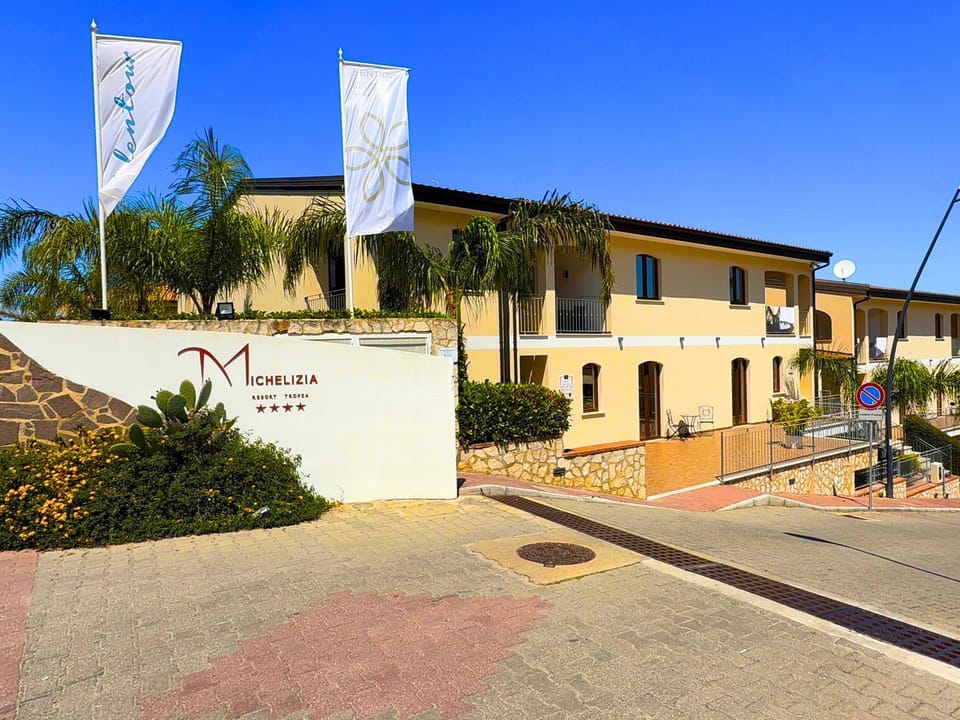 MOLO 24 LUXURY APARTMENT - with FREE Parking just 5 minutes walk from historic center Apartment in Tropea