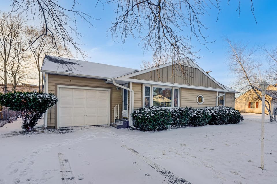 5 Mi to Dtwn Rockford: Pet-Friendly Home w/ Yard! House in Rockford