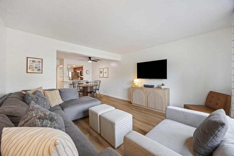 Stylish Sunny Surf Villa - Beach Across Street Villa in South Forest Beach