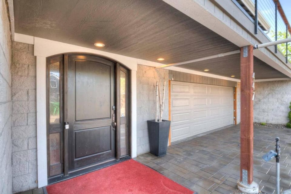 Stunning View! UNR-Groups-Deck-Reno-Minerva House House in Reno