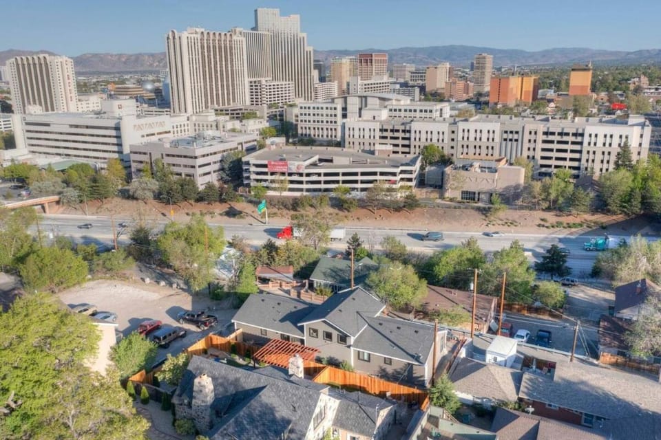 Stunning View! UNR-Groups-Deck-Reno-Minerva House House in Reno