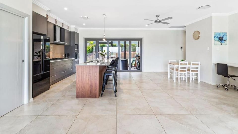 Kitchen or kitchenette, Dining area, oven, stove