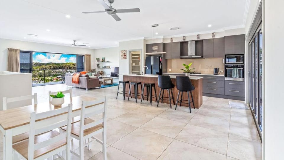 Kitchen or kitchenette, Living room, Seating area, Dining area, oven