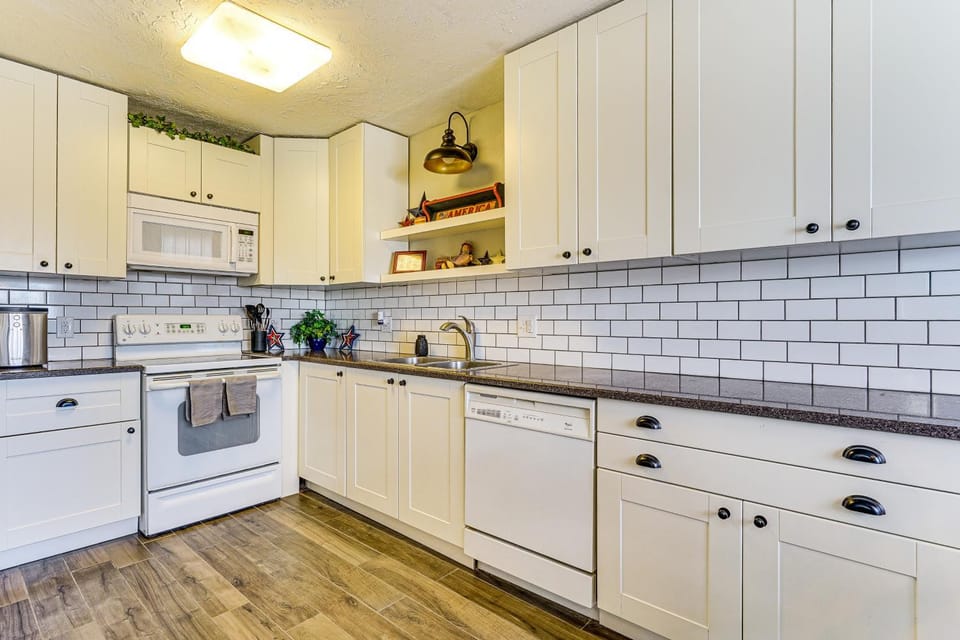Private Yard & Basketball Hoop: Bright SLC Escape House in West Valley City