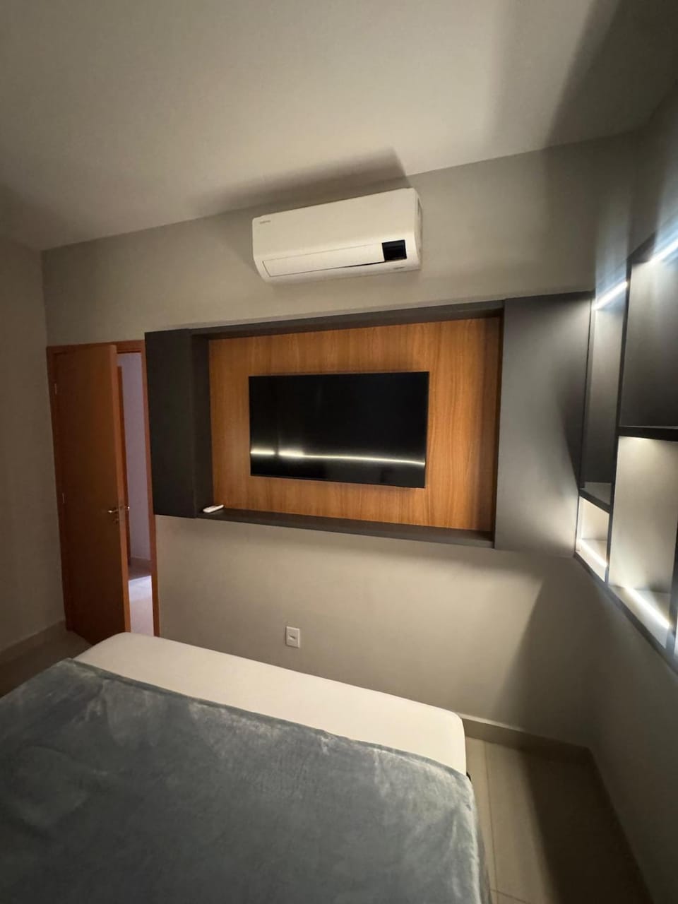 Bed, TV and multimedia, Photo of the whole room, Bedroom, air conditioner