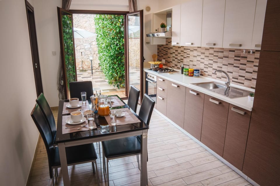 SEVENTEEN BLACK APARTMENT -With garden and private parking just 5 minutes walk from the historic center Apartment in Tropea