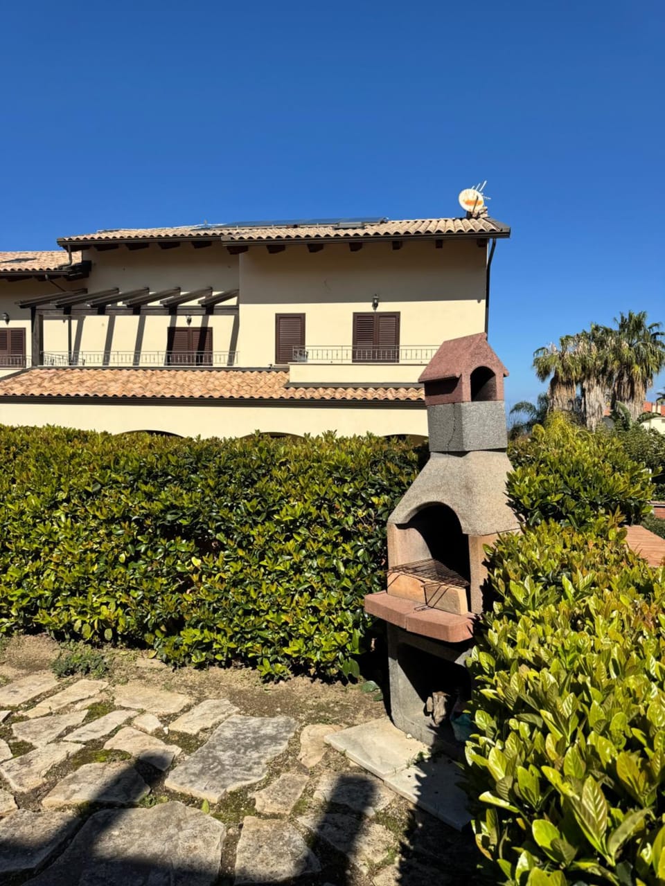 SEVENTEEN BLACK APARTMENT -With garden and private parking just 5 minutes walk from the historic center Apartment in Tropea