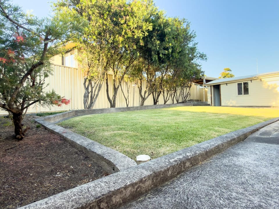 Lakefront Retreat - Pets- Parking - Games - Backyard House in Wollongong