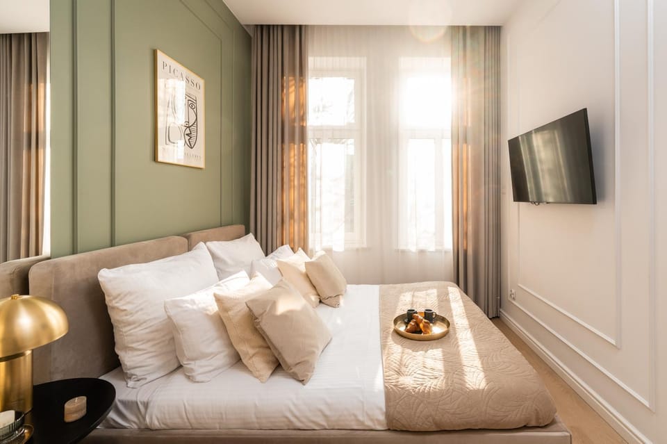 Bed, TV and multimedia, View (from property/room), Bedroom, City view, Street view, Quiet street view, heating, internet, soundproof, wardrobe, air conditioner