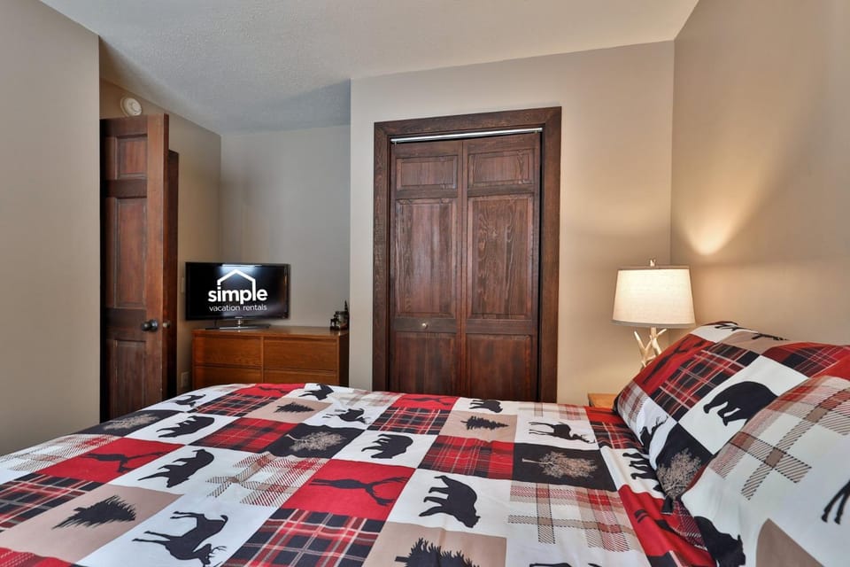 Sunrise Timberline 3BR ski in/ski out with fireplace, pool and hot tub House in Mendon