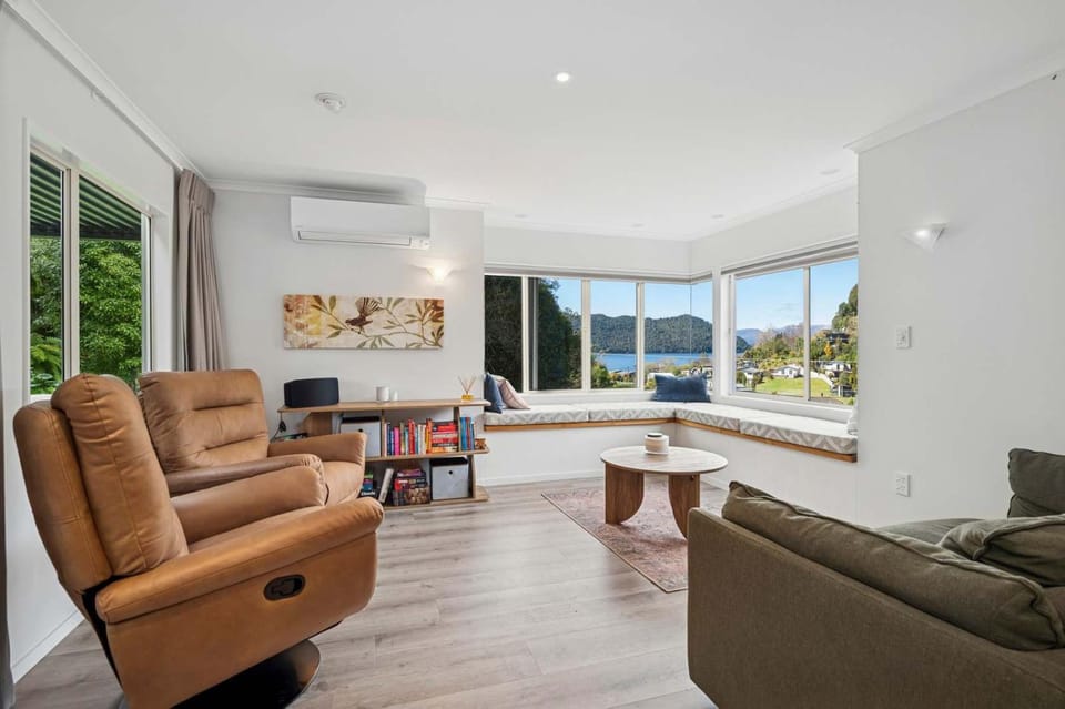 Green Haven Lake House - Lake Views Games Room & Spa Pool House in Rotorua