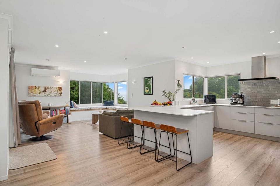 Green Haven Lake House - Lake Views Games Room & Spa Pool House in Rotorua
